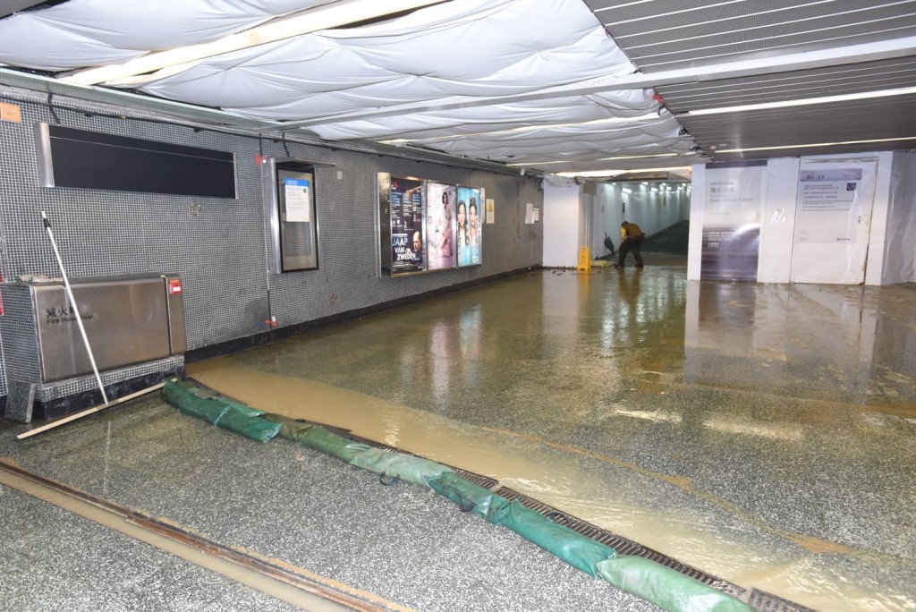 地盤積水沿斜路流向A2出口,繼而流向站內。
