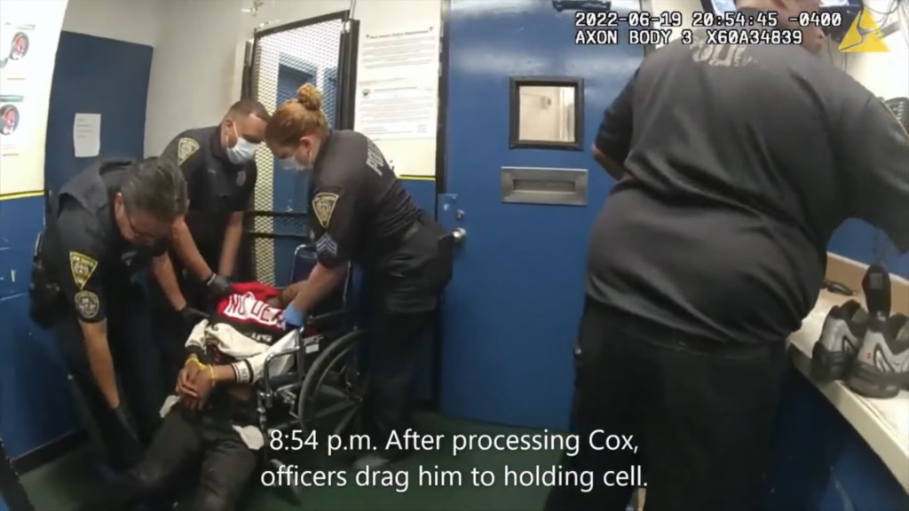 期間考克斯（Randy Cox）姿勢奇怪，但警員完全不覺有異，還質疑他為何不坐好。 Youtube 