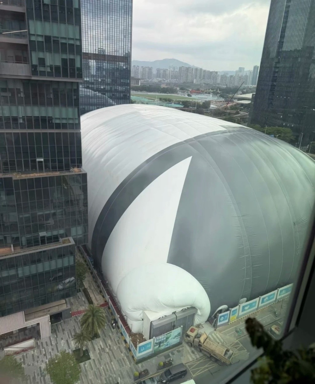 深圳車公廟出現40米高「巨型枕頭」蓋著正在施工的地盤。