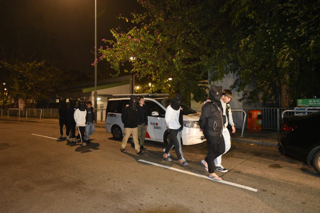 警方於楊小坑村拘捕6人，當中包括屯門「新義安」頭目「肥格」（最前）。