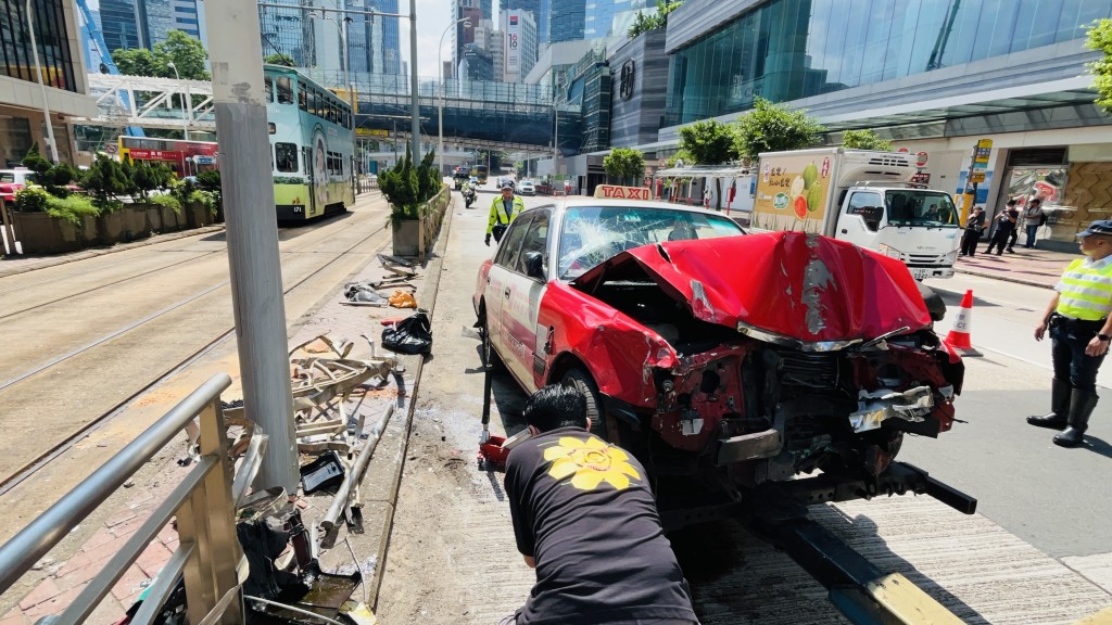 的士車頭嚴重損毀。蔡楚輝攝