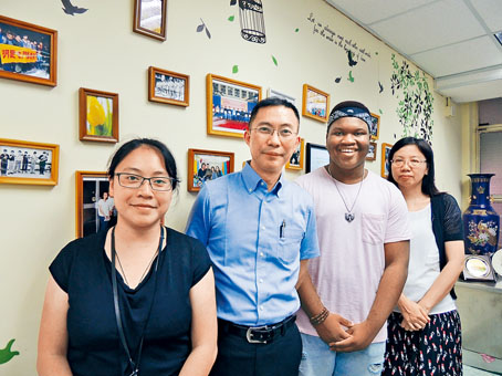 袁國明指保送學生到北京外國語大學，較免試招生更適合非華語生；獲保送的簡俊軒認為這渠道有助他繼續升學。