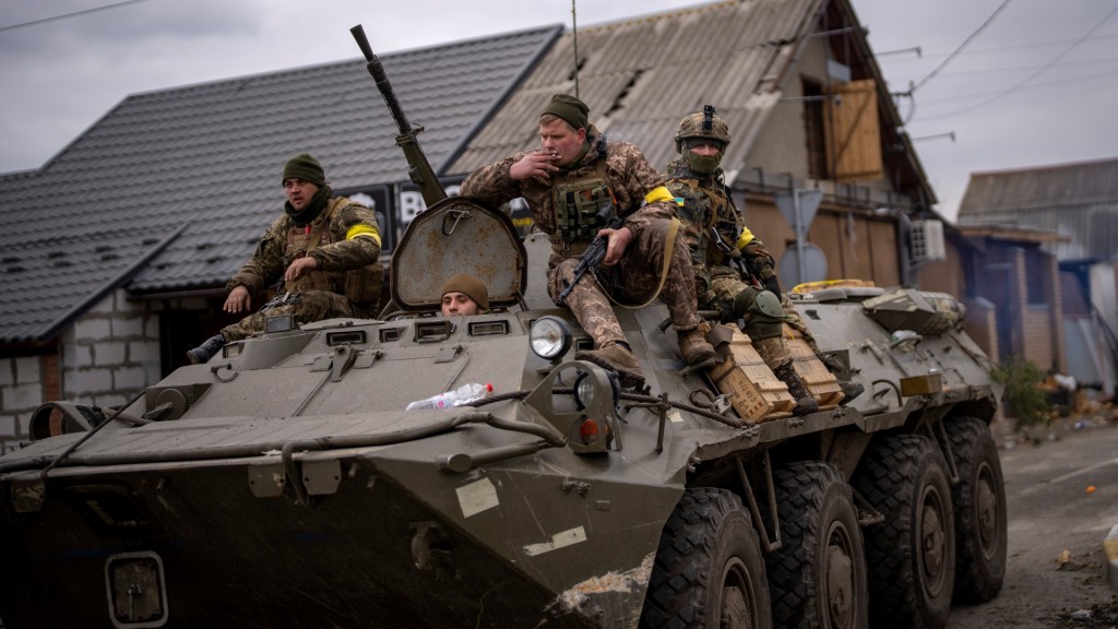 烏克蘭士兵在基輔巡邏。AP