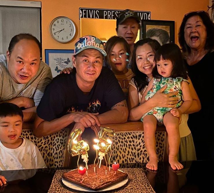 今晚平安夜阿Sam跟家人开派对度过。