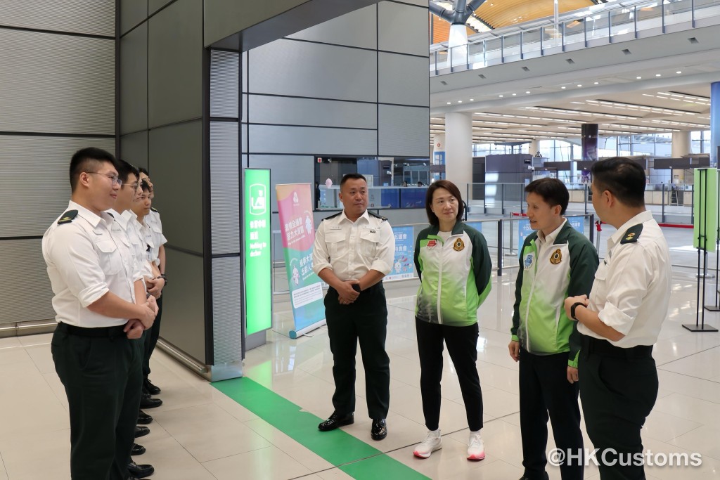 署理海關關長胡偉軍及海關助理關長(邊境及港口)蔣依莉,今日亦親臨香港口岸視察通關情況。 署理海關關長胡偉軍及海關助理關長(邊境及港口)蔣依莉,今日亦親臨香港口岸視察通關情況。