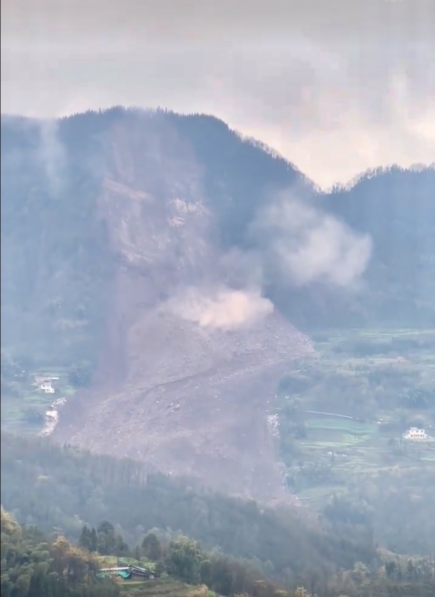 網民拍下四川宜賓山泥傾瀉的一刻。 微博