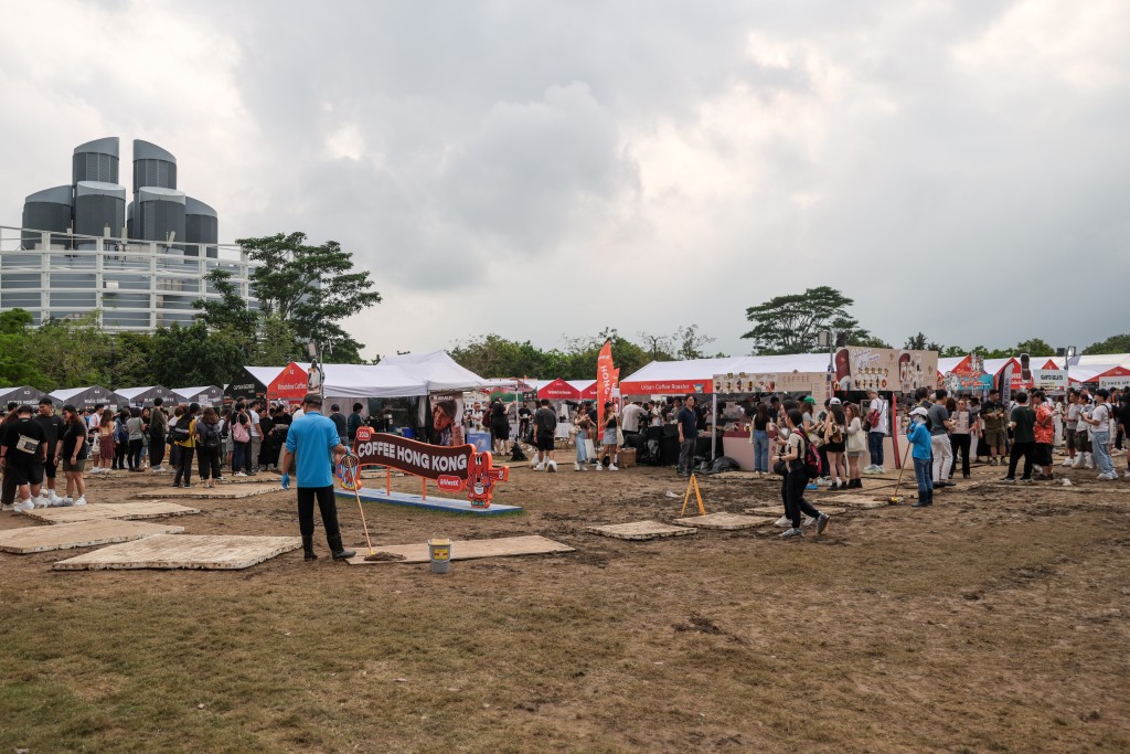 主辦方鋪膠板方便市民,亦有安排工作人員清理積水。 主辦方鋪膠板方便市民,亦有安排工作人員清理積水。