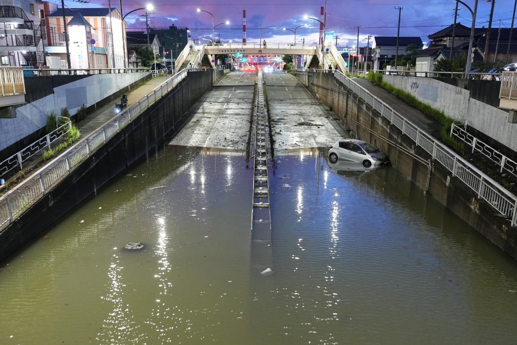 日本千叶县遭遇破纪录暴雨，多处住宅及道路严重水浸。路透社