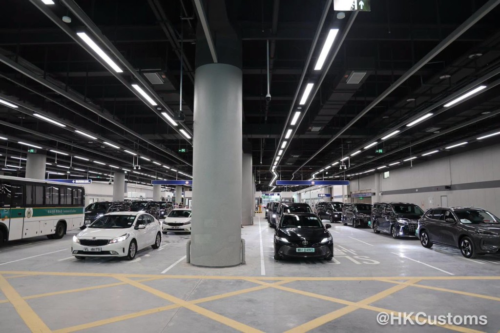 50多輛私家車和旅遊巴士在出境及入境層以閉環內循環方式,聯調聯試各單位系統與「聯合一站式」平台網絡連接的穩定性。 50多輛私家車和旅遊巴士在出境及入境層以閉環內循環方式,聯調聯試各單位系統與「聯合一站式」平台網絡連接的穩定性。