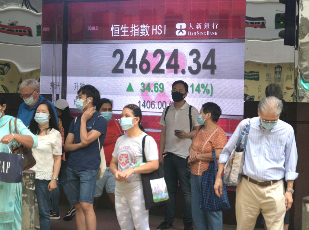 市民疫情下需要長時間戴口罩。