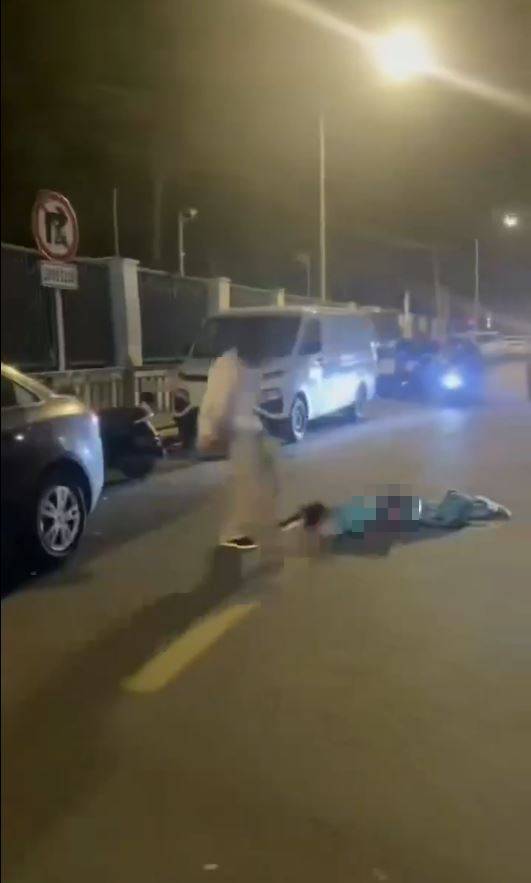 快遞員染血倒地後仍遭人狂踢猛踩頭部，但無人阻止。Ｘ