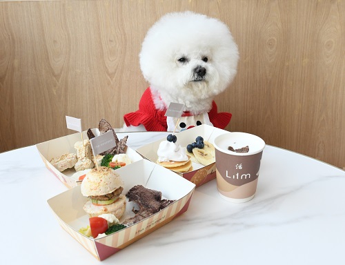 狗仔的餐單同樣用心設計而成，包括全日早餐、漢堡及班戟。