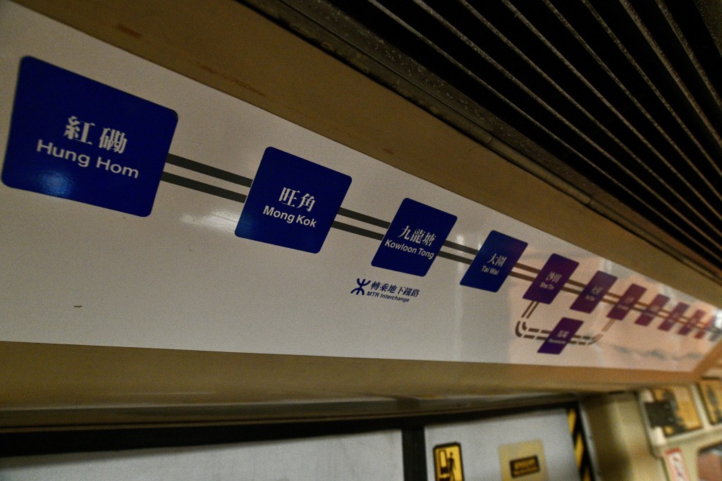 「黄头」列车旧式路线图。卢江球摄