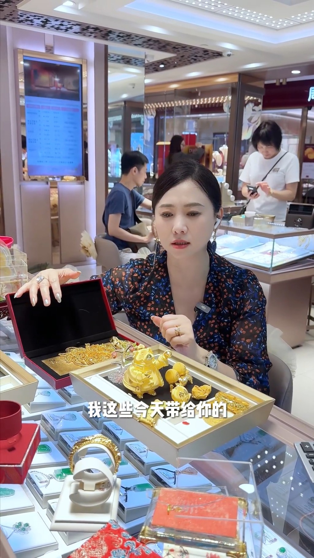 翁虹現身金鋪,接受閨密重託,準備為一批充滿故事的陳年黃金估價。 翁虹現身金鋪,接受閨密重託,準備為一批充滿故事的陳年黃金估價。