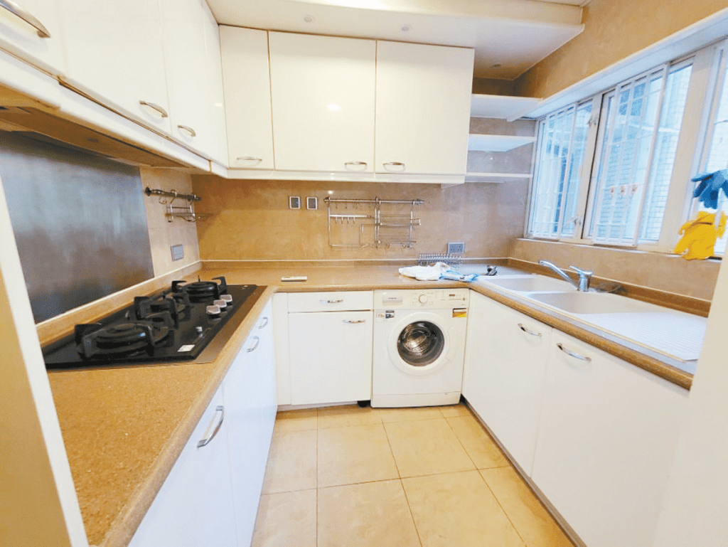 厨房设3边工作台连嵌入式洗衣机，旁有雪柜。