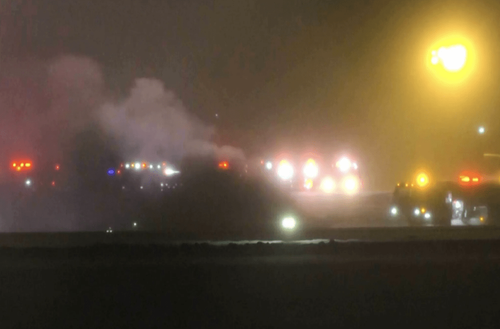 緬因州班戈國際機場一架載有6名乘客及2名機員的小型客機在機場跑道起飛不久墜毀，造成7死1重傷。美聯社