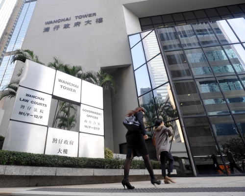 庭上代表律師指，父親將會再婚，並移居內地，希望法庭輕判。