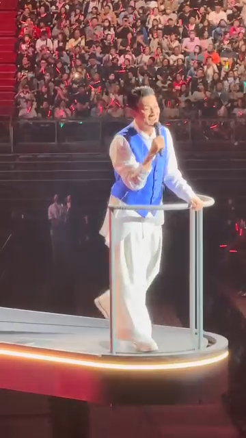 劉德華站在5公呎高的升降台唱《如果你是我的傳說》。 劉德華站在5公呎高的升降台唱《如果你是我的傳說》。