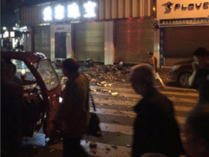 街上滿布瓦礫。網圖