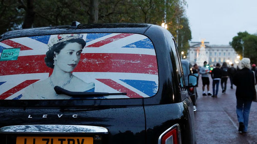 一辆的士后窗上印有伊利沙伯女王的图象。路透