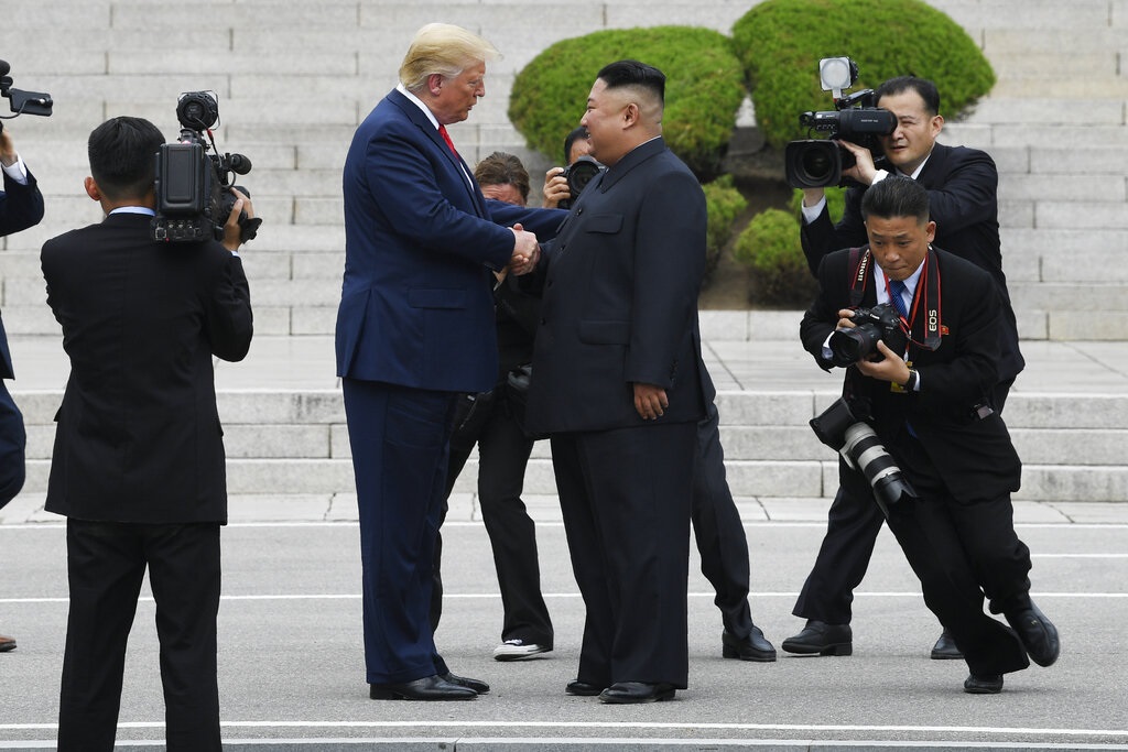 特朗普与金正恩板门店见面握手。AP