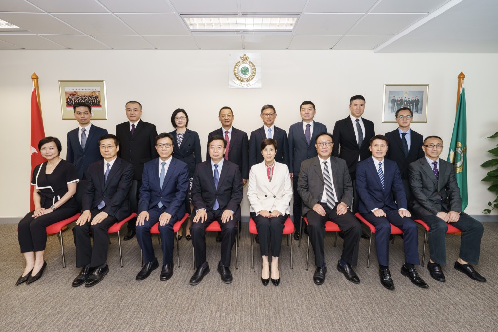 何珮珊（前排右四）和香港海關首長級人員，與國家海關總署廣東分署主任李魁文（前排左四）率領的代表團成員合照。（政府新聞處）