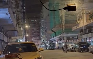 男子衝前推跌女子。fb車cam L（香港群組）影片截圖