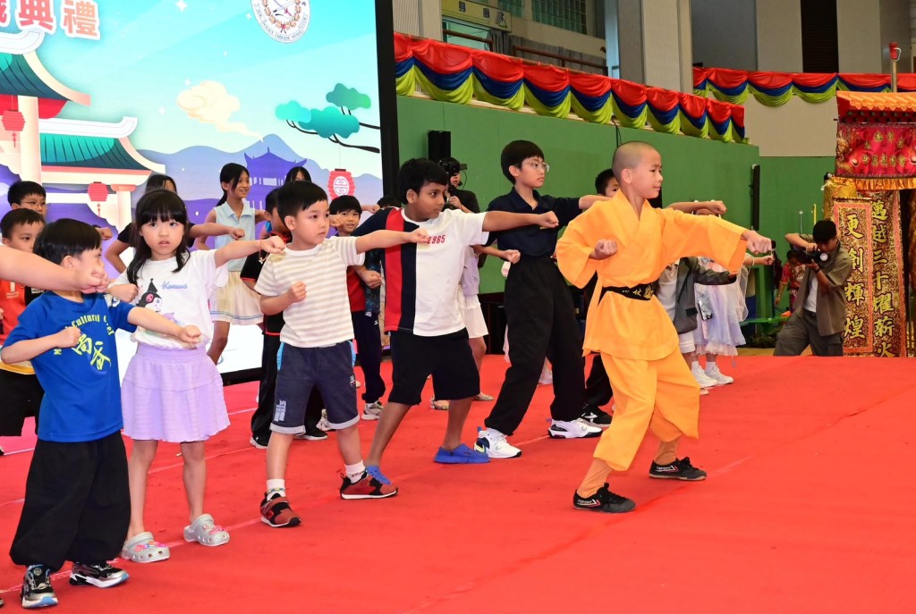 泉州少林寺武僧團成員帶領現場小朋友學習武術。 泉州少林寺武僧團成員帶領現場小朋友學習武術。