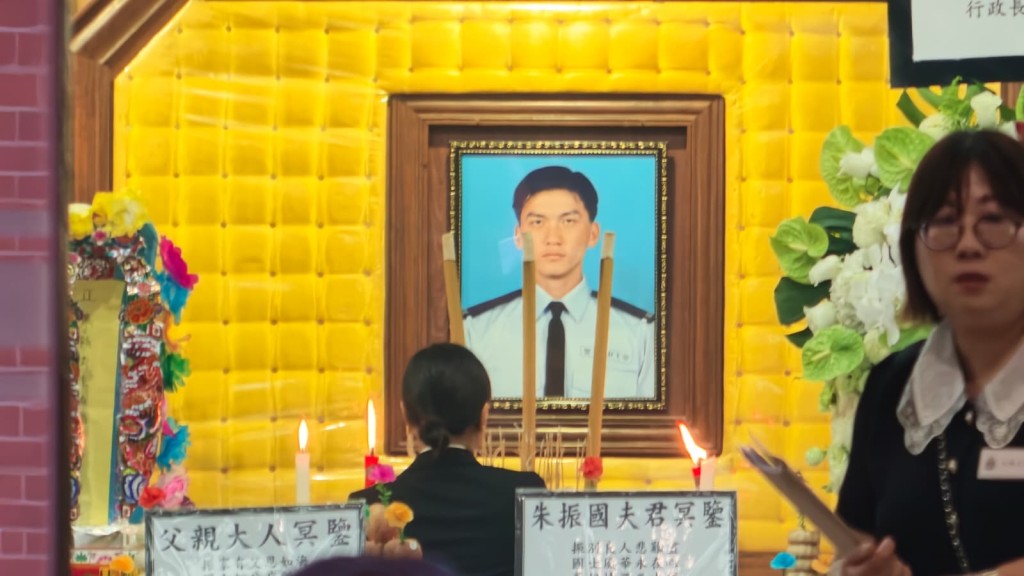 靈堂內佈置肅穆,中央掛上朱振國穿上戎裝的遺照。 靈堂內佈置肅穆,中央掛上朱振國穿上戎裝的遺照。