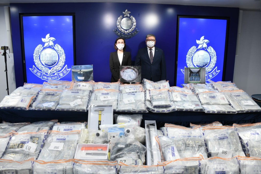 警方展示检获的证物。