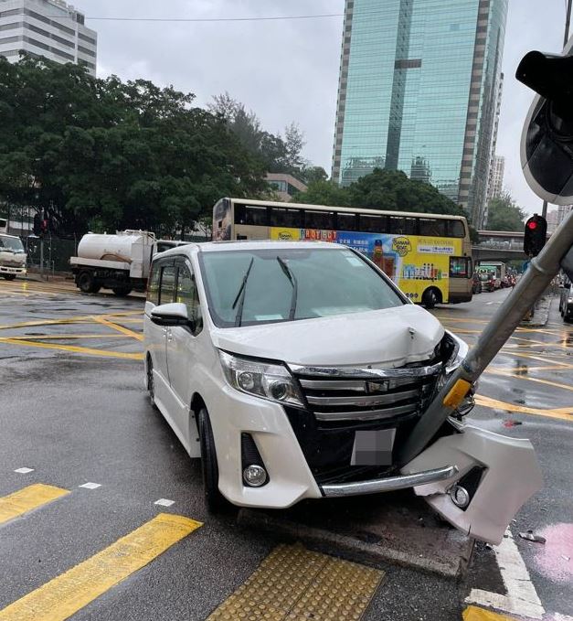 七人车撞灯柱损毁。fb马路的事 (即时交通资讯台)Bosco Chu图片