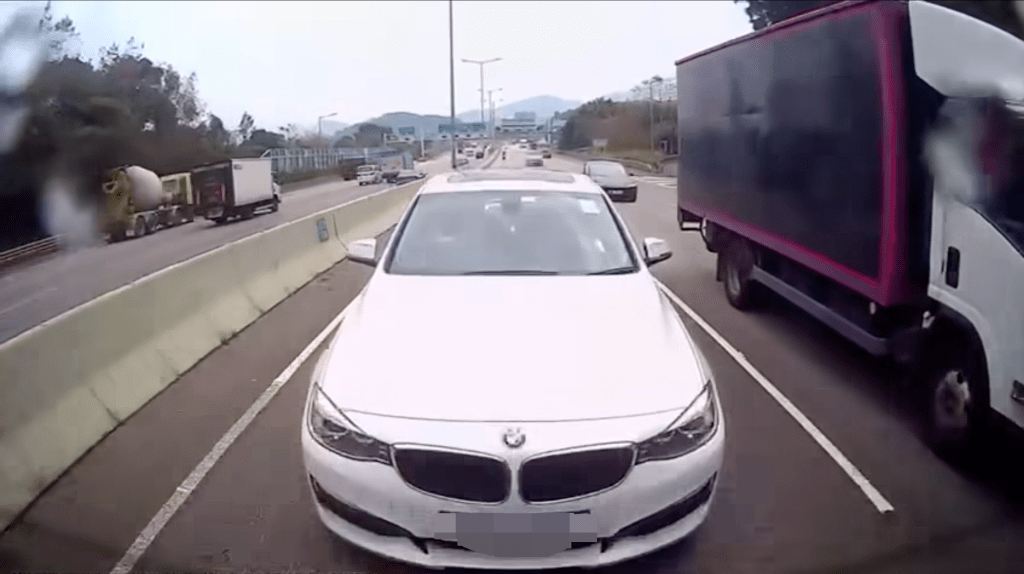寶馬收掣不及撞向前車。FB 車cam L(香港群組)片段截圖 寶馬收掣不及撞向前車。FB 車cam L(香港群組)片段截圖