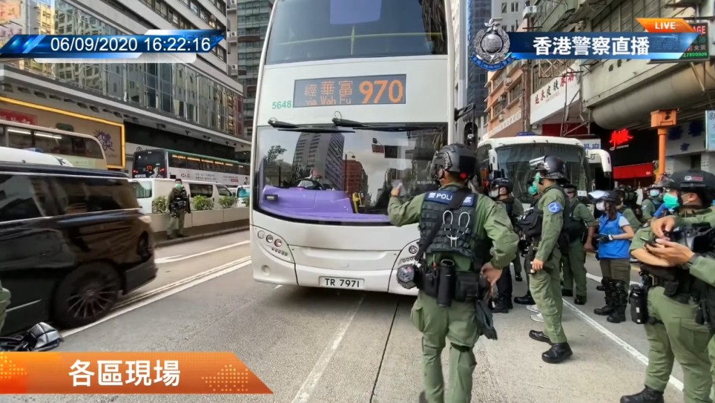 警員攔截一輛巴士。警方社交網站截圖