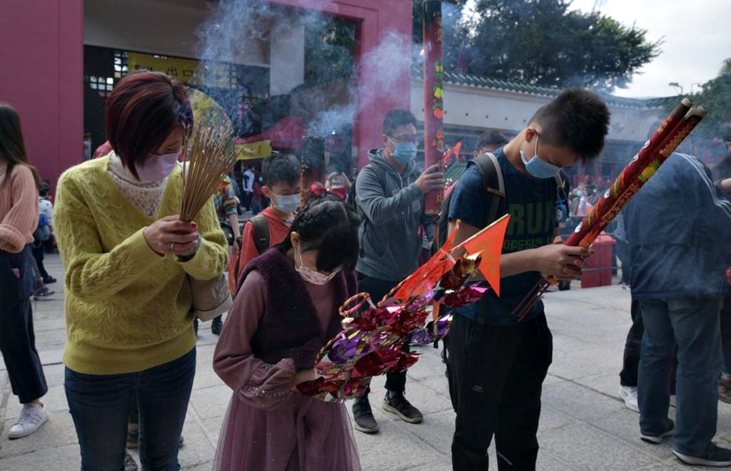 大批市民到車公廟上香祈福。