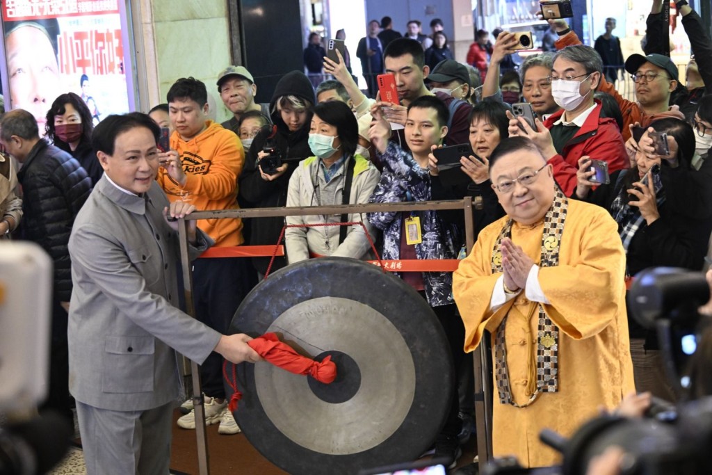 粤剧传统开锣仪式一定要「敲锣」,每位老倌亲手敲响铜锣六下,六数在传统中代表「金」,令所有演职员头脑清醒,演出顺利。 粤剧传统开锣仪式一定要「敲锣」,每位老倌亲手敲响铜锣六下,六数在传统中代表「金」,令所有演职员头脑清醒,演出顺利。