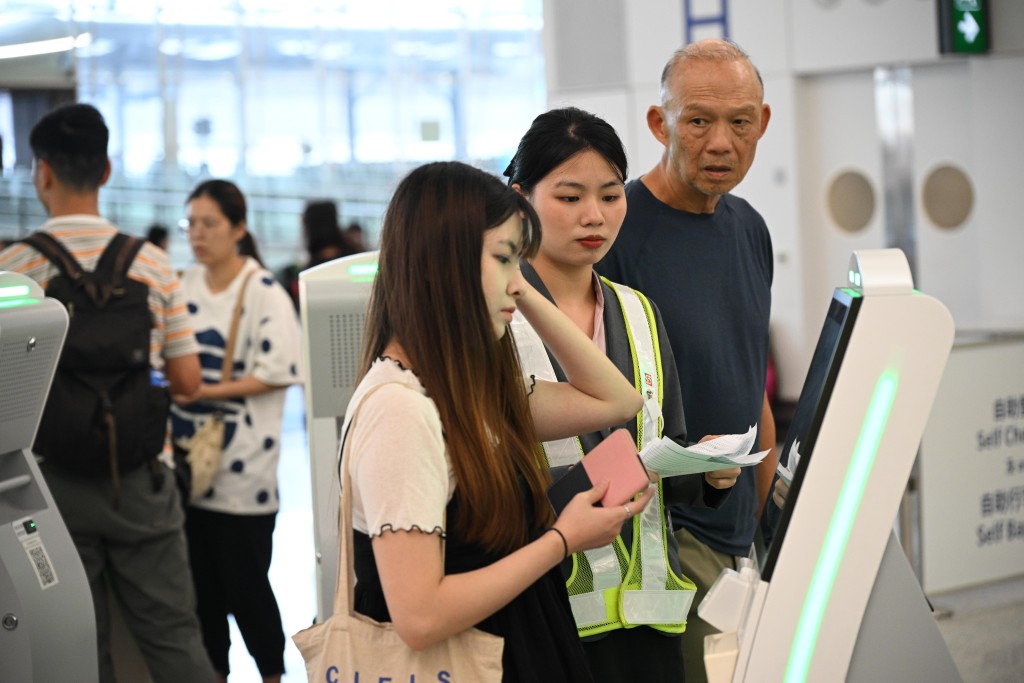 多名旅客提早出門到機場辦理登機手續。