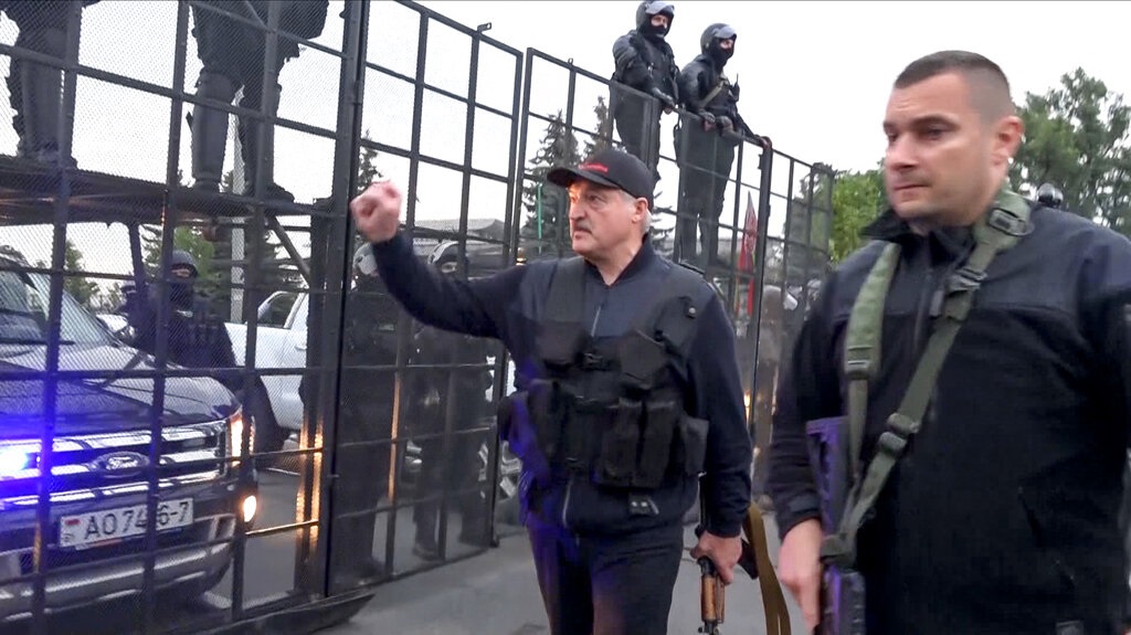 卢卡申科之后到官邸外的警方防线,亲自感谢警方,警员报以掌声。AP图片