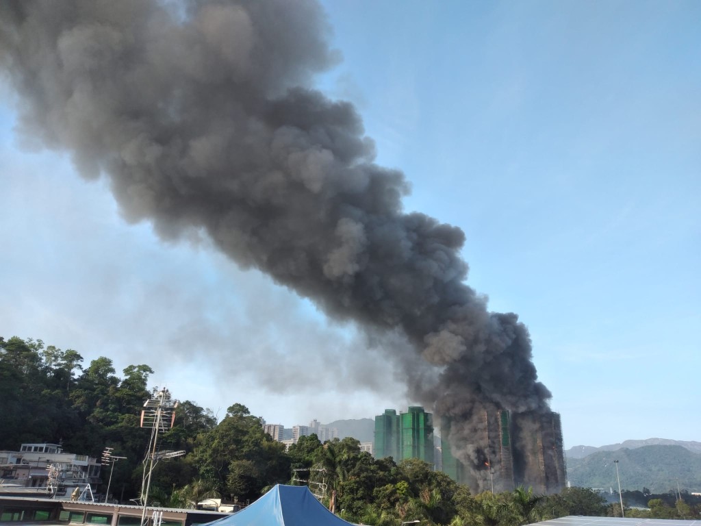 大埔宏福苑宏昌閣發生四級火警，消防到場升起雲梯灌救。曾志恒攝