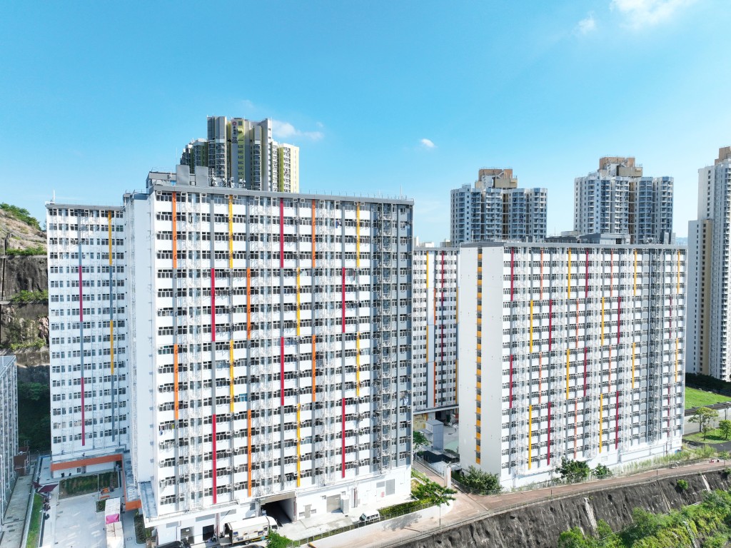 彩興路第一座的18層高大樓僅用不足18個月便完成地基及上蓋工程，創下香港高層建築最快興建紀錄。建築署提供