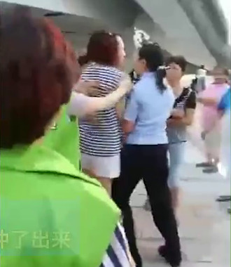 女子一直衝前。