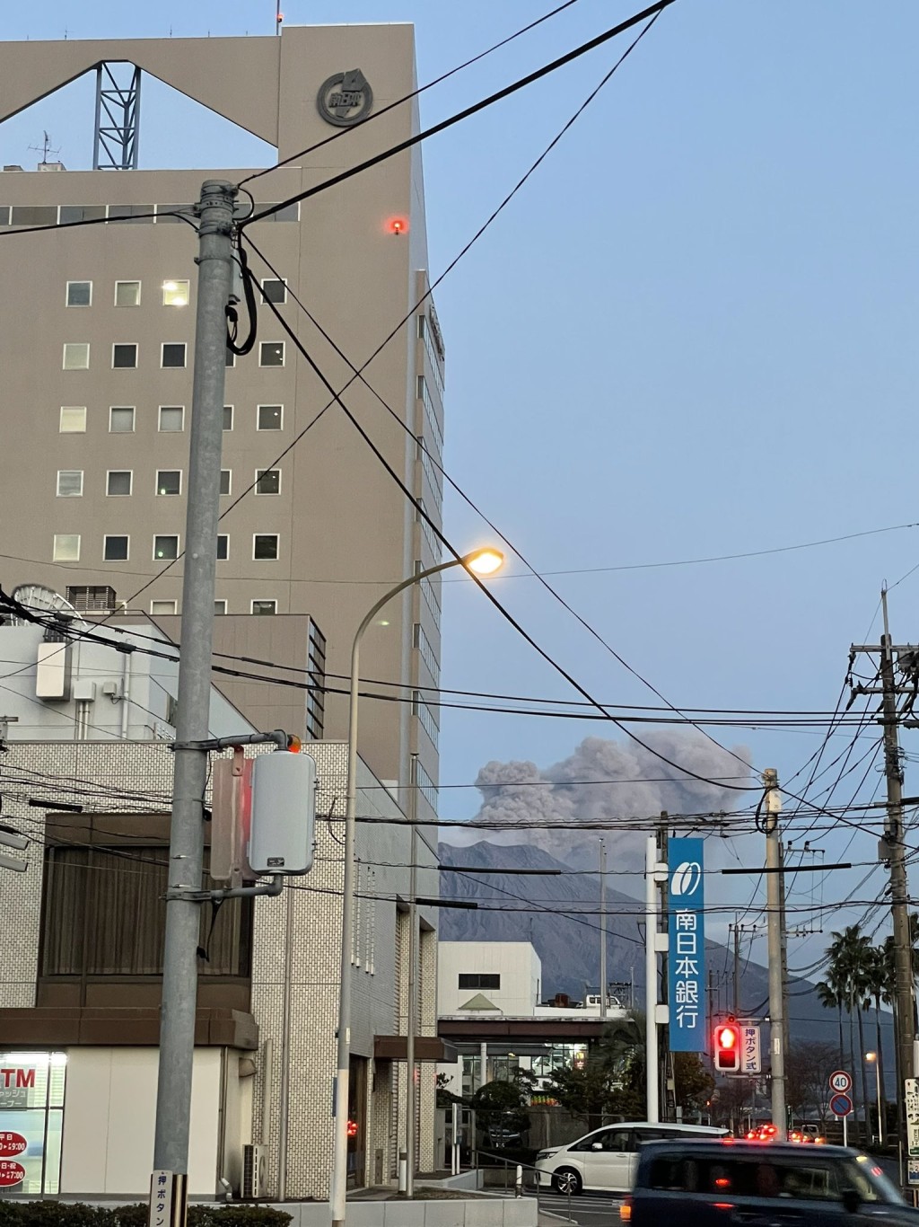 日本櫻島火山今年第16次爆發，煙柱達1400米。（X@fp86g）