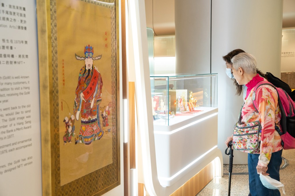 恒生又在总行举行展览，展出一系列珍贵的照片和文物，以珍贵藏品细说恒生与香港一起成长的岁月。