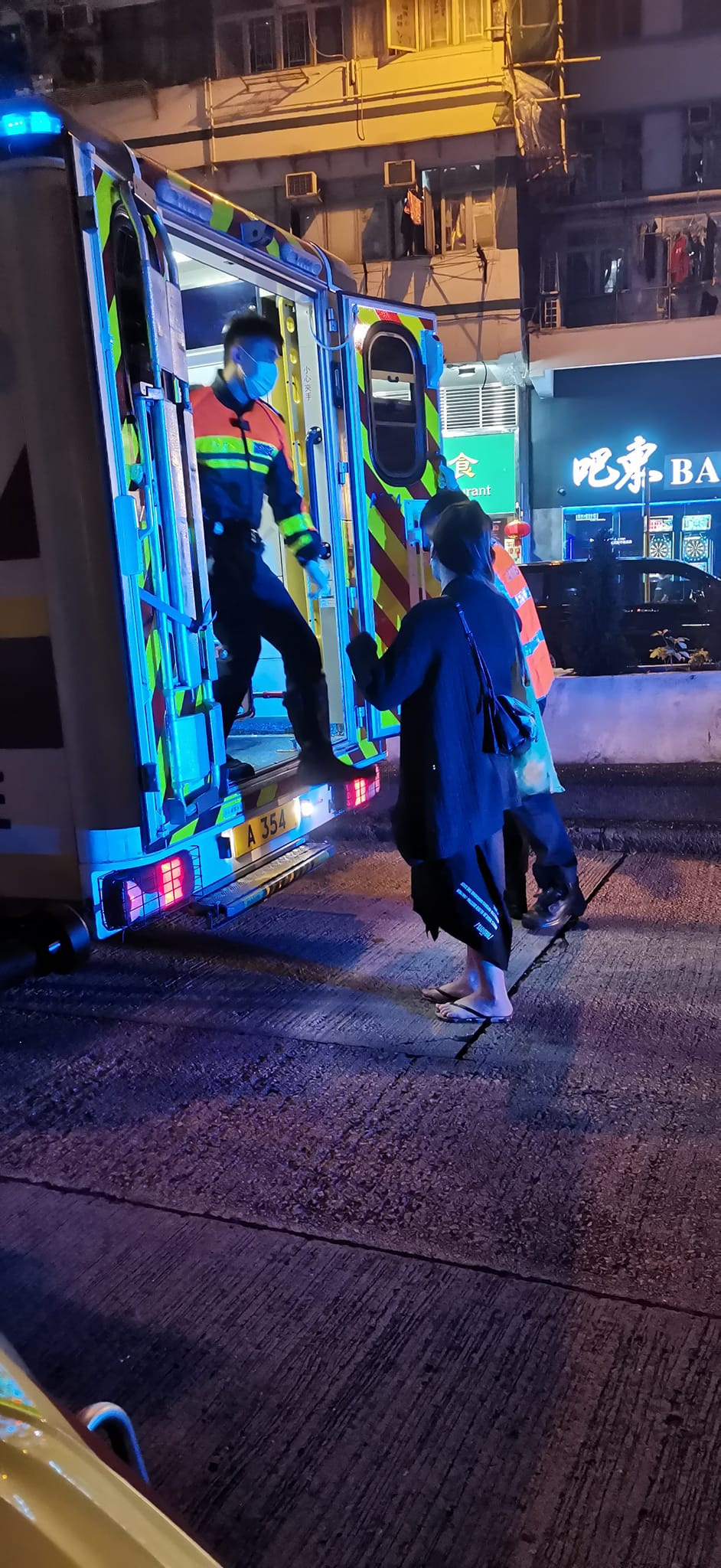女童在母親陪同下送院救治。車cam L（香港群組）FB