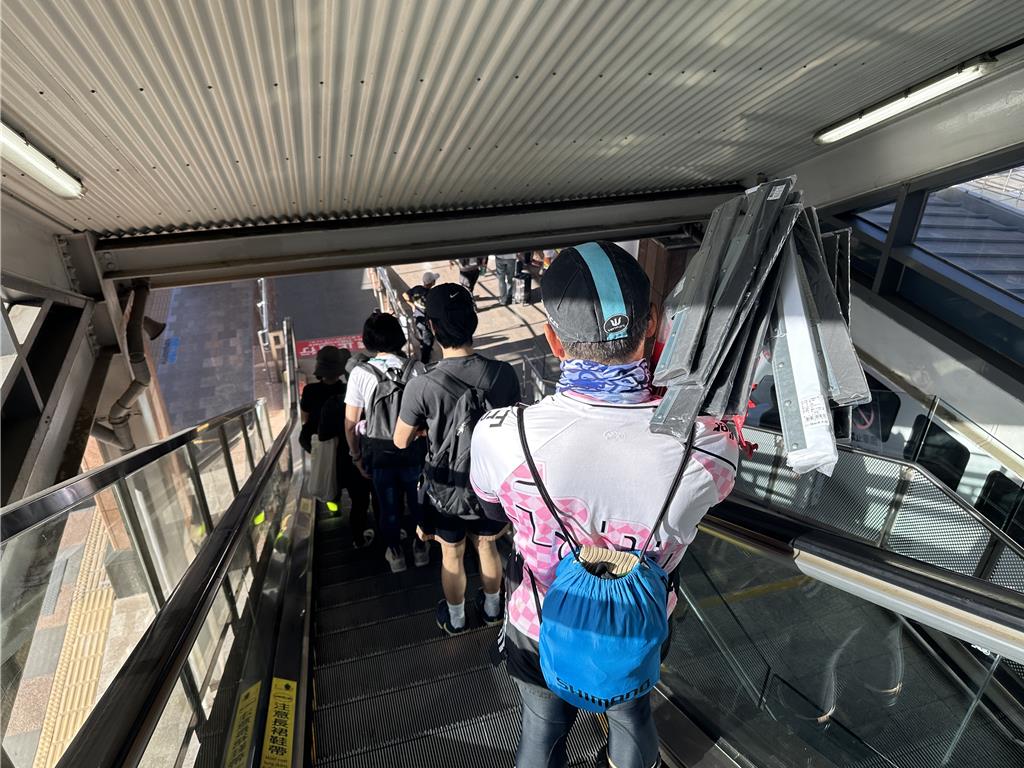 今天是台灣教師節連假首日，花蓮車站湧入大批穿著雨鞋要去光復協助災民。中時新聞網