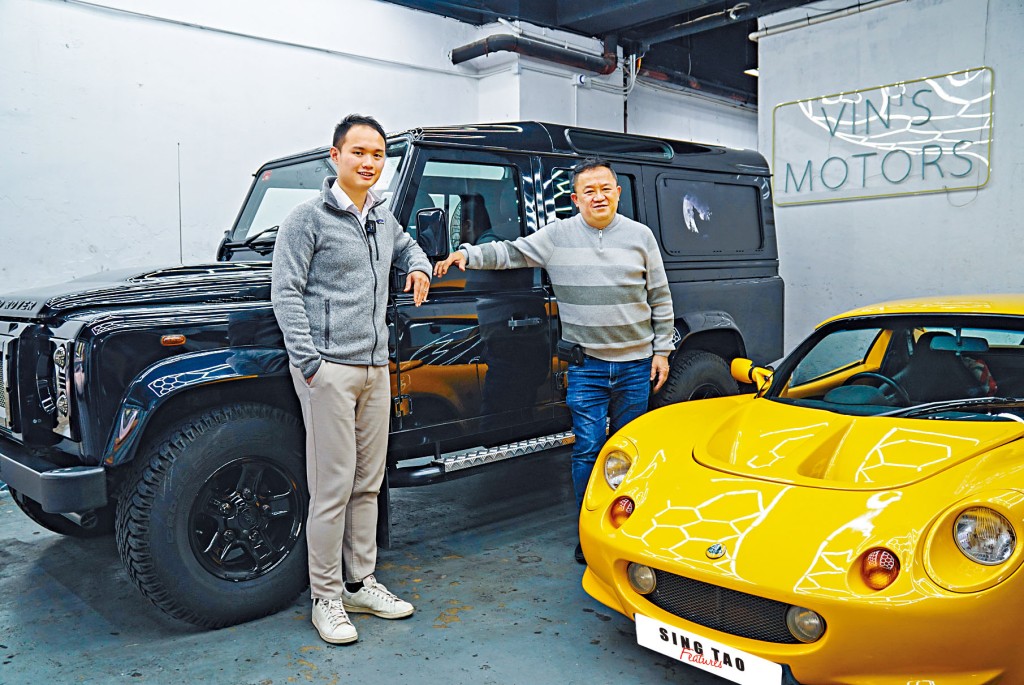 宏利車行總經理蕭志鋒（左）應父親兼車行創辦人蕭鐸枝（右）要求，協助打理家族生意。