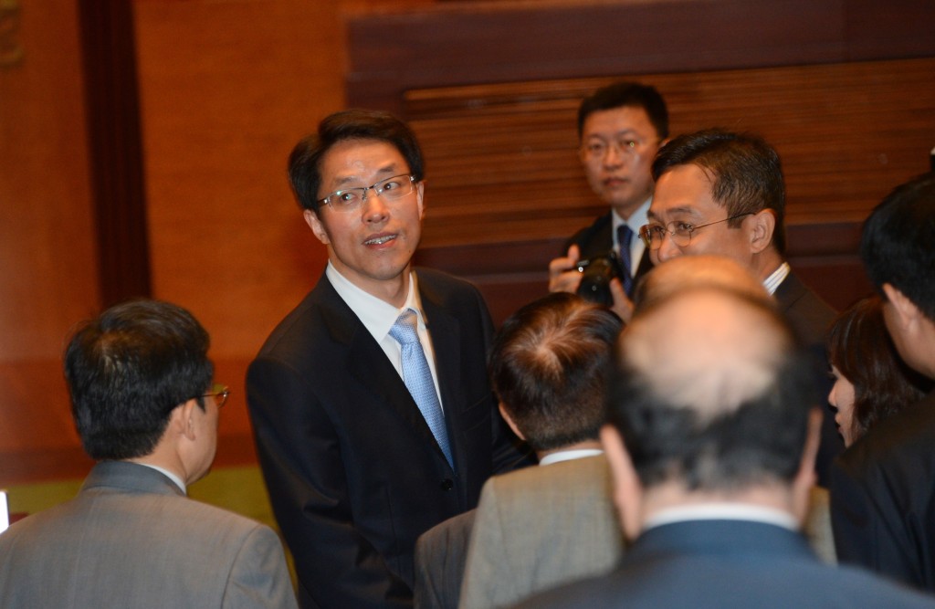 2013年7月，时任中联办主任张晓明到访立法会参加午宴。（资料图片）