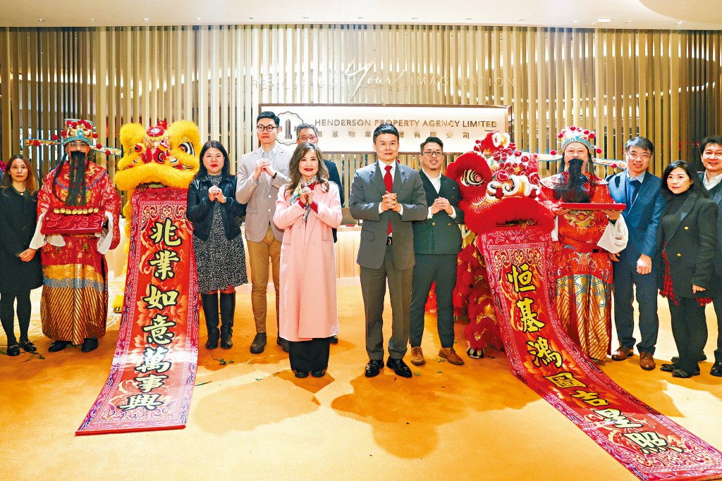 恒基林達民(中)表示,該部門今年計劃推6個新盤,提供約1700伙。