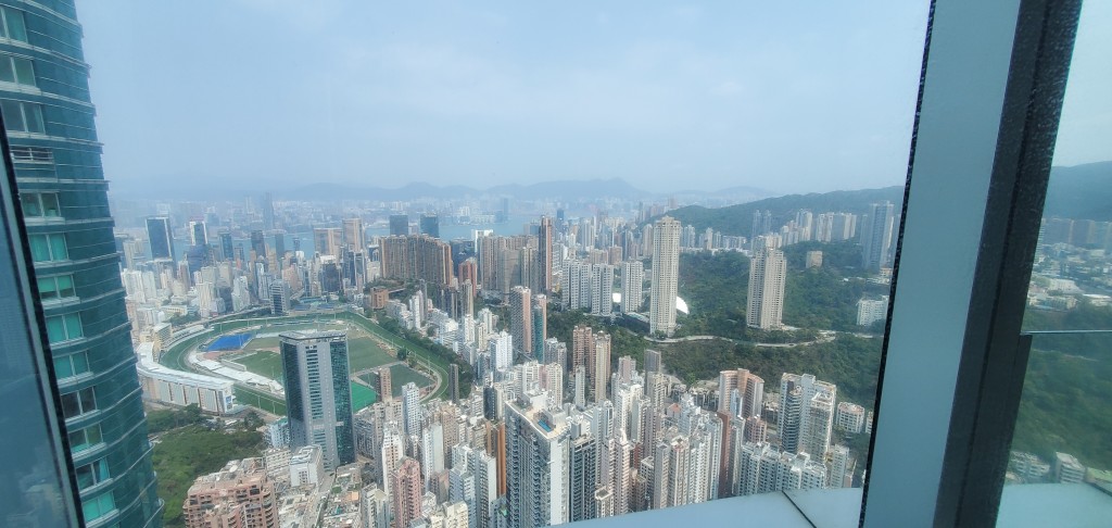 廳堂對正跑馬地馬場, 遠眺維港煙花海景。