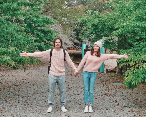 罗力威见这粉红冷衫跟老婆身上的相似，于是买来影情侣相。