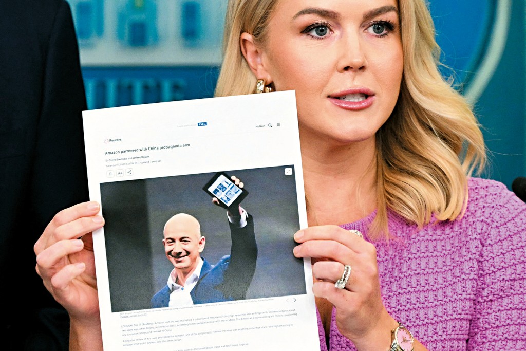 白宮發言人萊維特展示一篇聲稱「亞馬遜與中國宣傳機構合作」的文章。